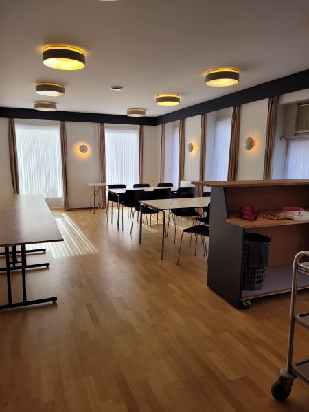 Det lille lokale med baren set fra indgangen