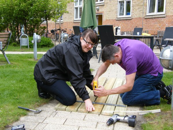 René og Britt sætter nye brædder på bordene~