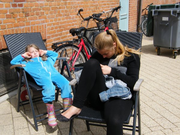 de unge holder pause