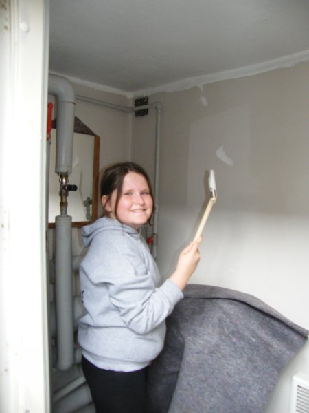 pigerne maler gårdtoilet